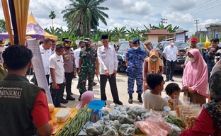 Walikota Dumai Paisal saat meninjau pasar murah di Kecamatan Dumai Barat (foto/bam)